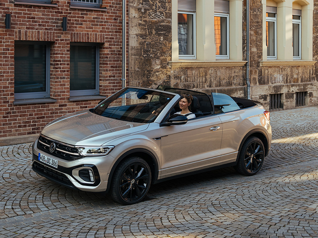 VW T-Roc R-Line Cabrio in Silber mit offenen Verdeck.