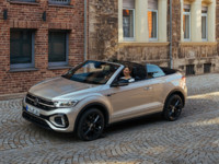 VW T-Roc R-Line Cabrio in Silber mit offenen Verdeck.