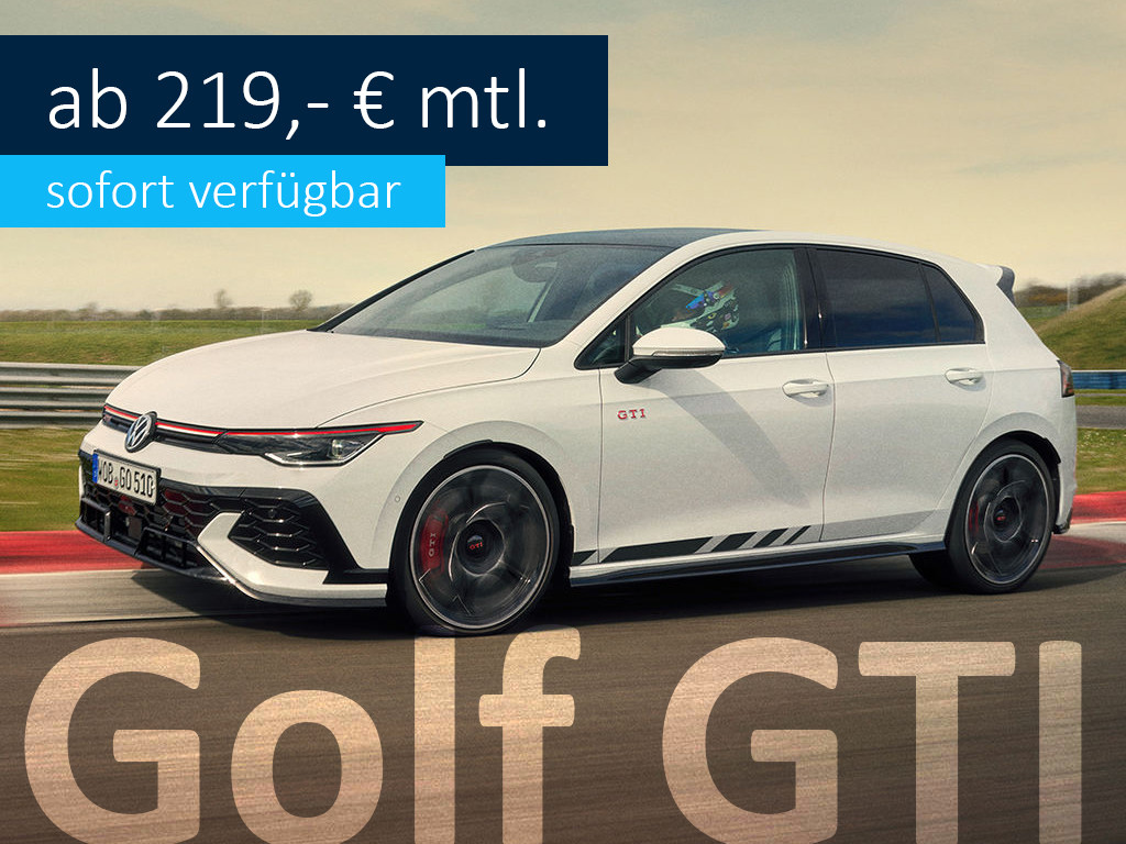VW Golf GTI in Weiß fährt auf einer Rennstrecke. Ab 219, - € sofort verfügbar!
