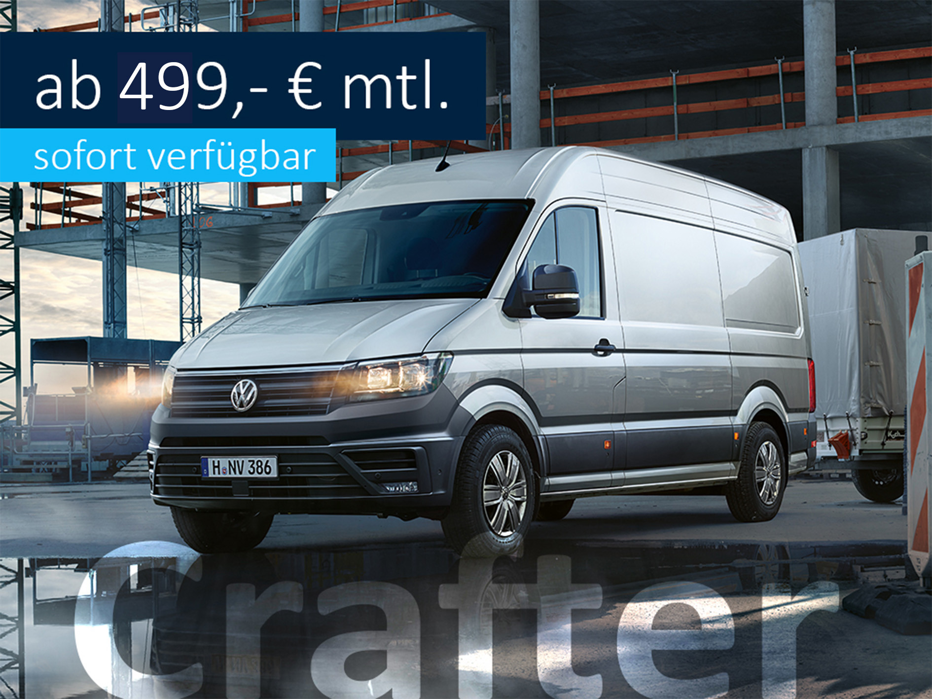 VW Crafter in Silber steht in einer Werkhalle. Ab 499,-  Euro mtl., sofort verfügbar.