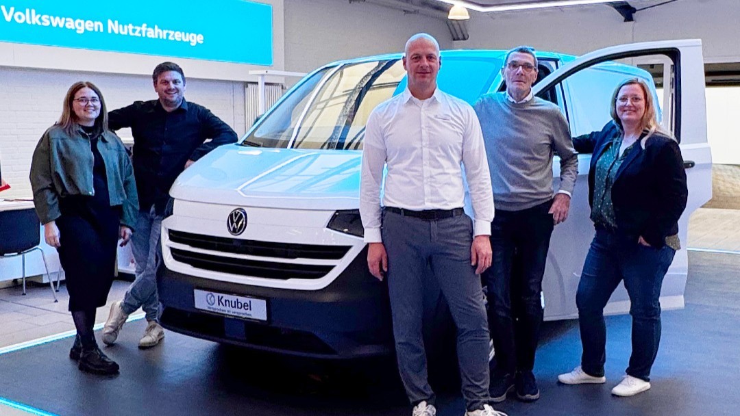 Die Mitarbeiter von Knubel Stadtlohn vor einem VW Transporter Die Mitarbeiter von Knubel Stadtlohn vor einem VW Transporter