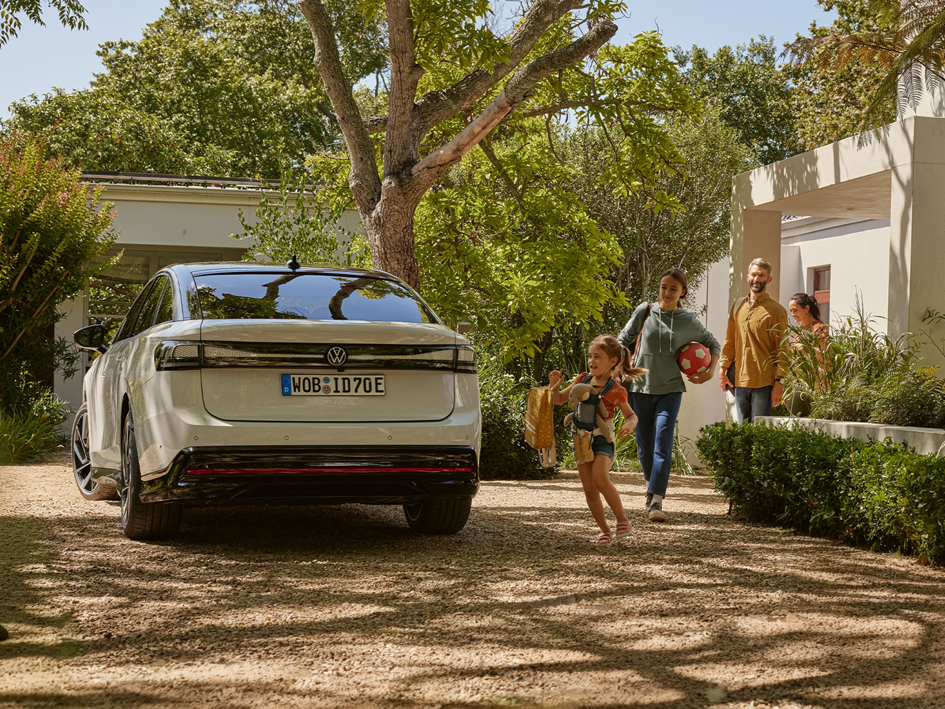 Familie läuft zum ID 7 Familie läuft zum ID 7