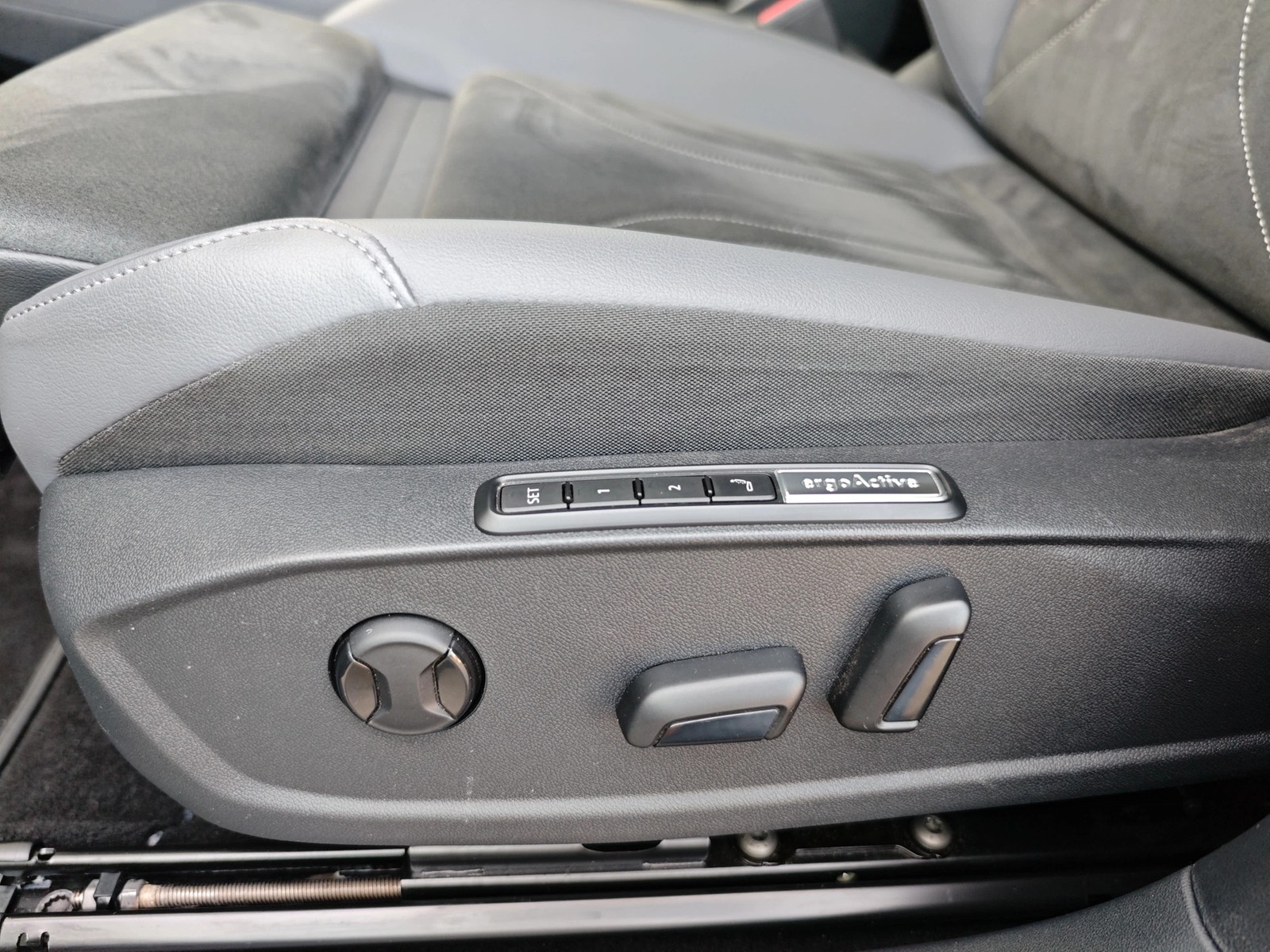 Volkswagen ID.4 Pro BlackStyle*AHK*WäPu*5Pakete*