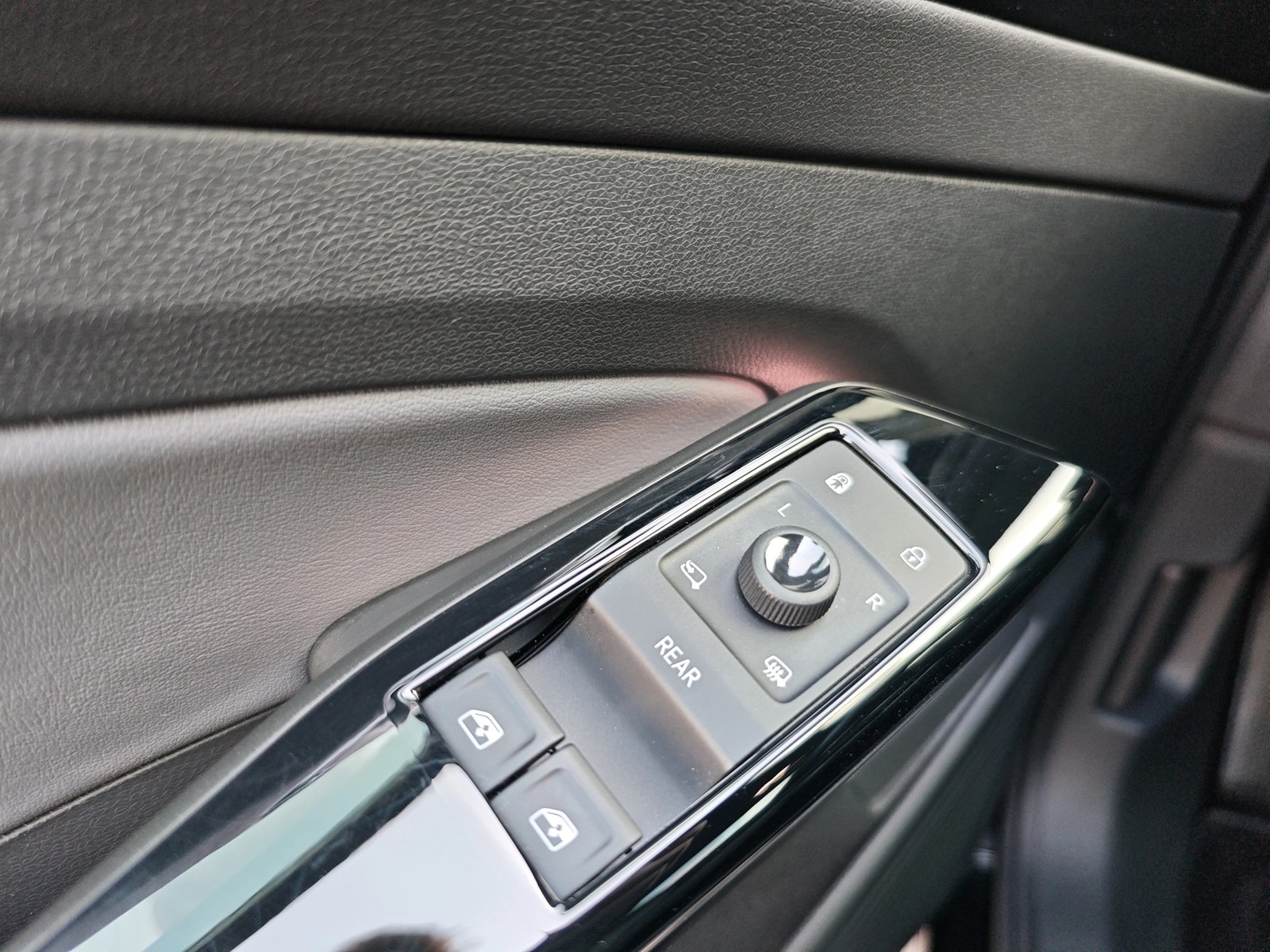 Volkswagen ID.4 Pro BlackStyle*AHK*WäPu*5Pakete*