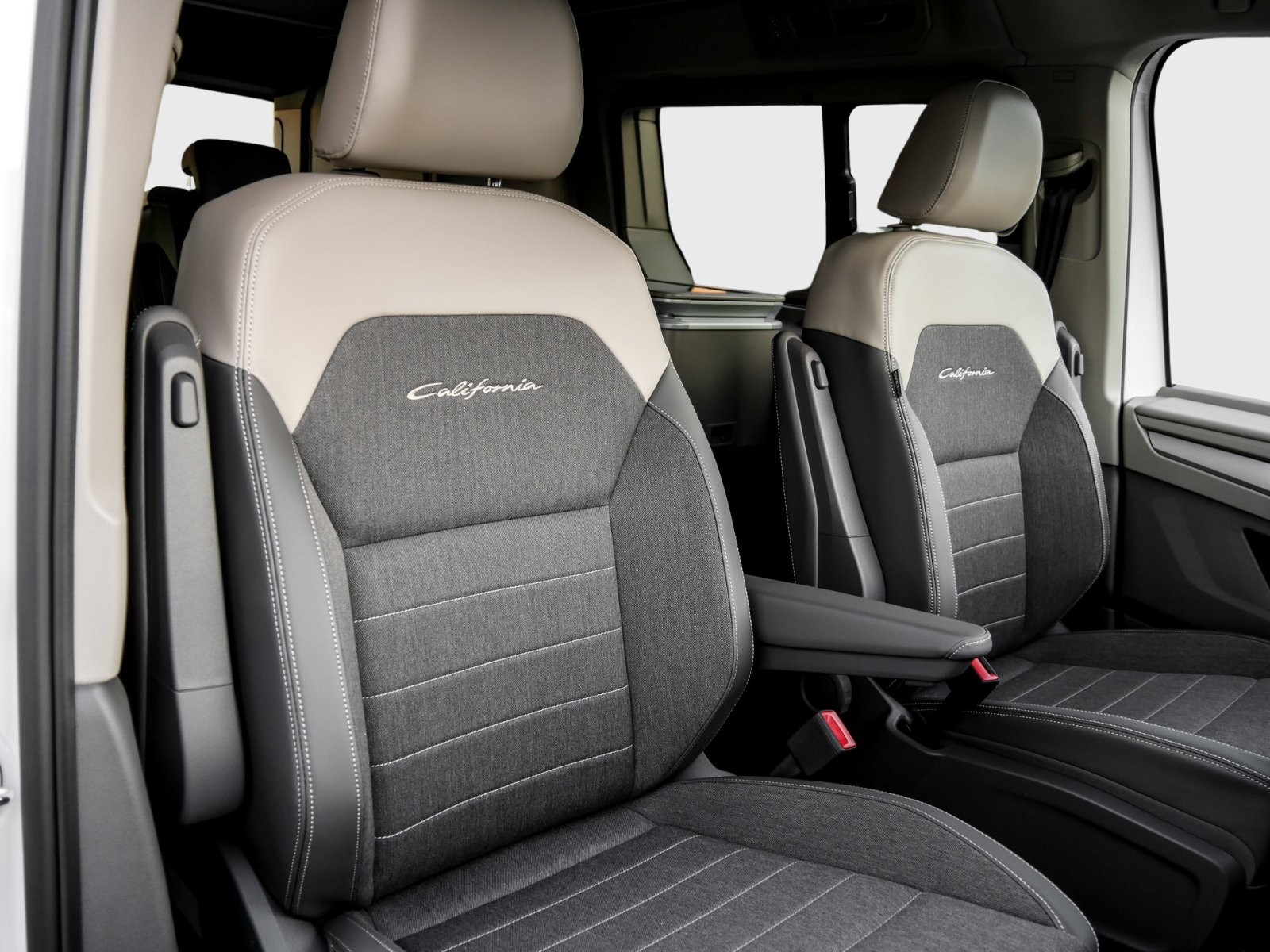 Volkswagen T7 California Coast